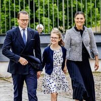 Victoria y Daniel de Suecia con su hija Estela de Suecia en Linkoping