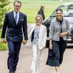 Daniel de Suecia y Estela de Suecia cogidos de la mano junto a Victoria de Suecia en Linkoping