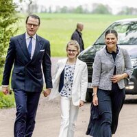 Daniel de Suecia y Estela de Suecia cogidos de la mano junto a Victoria de Suecia en Linkoping