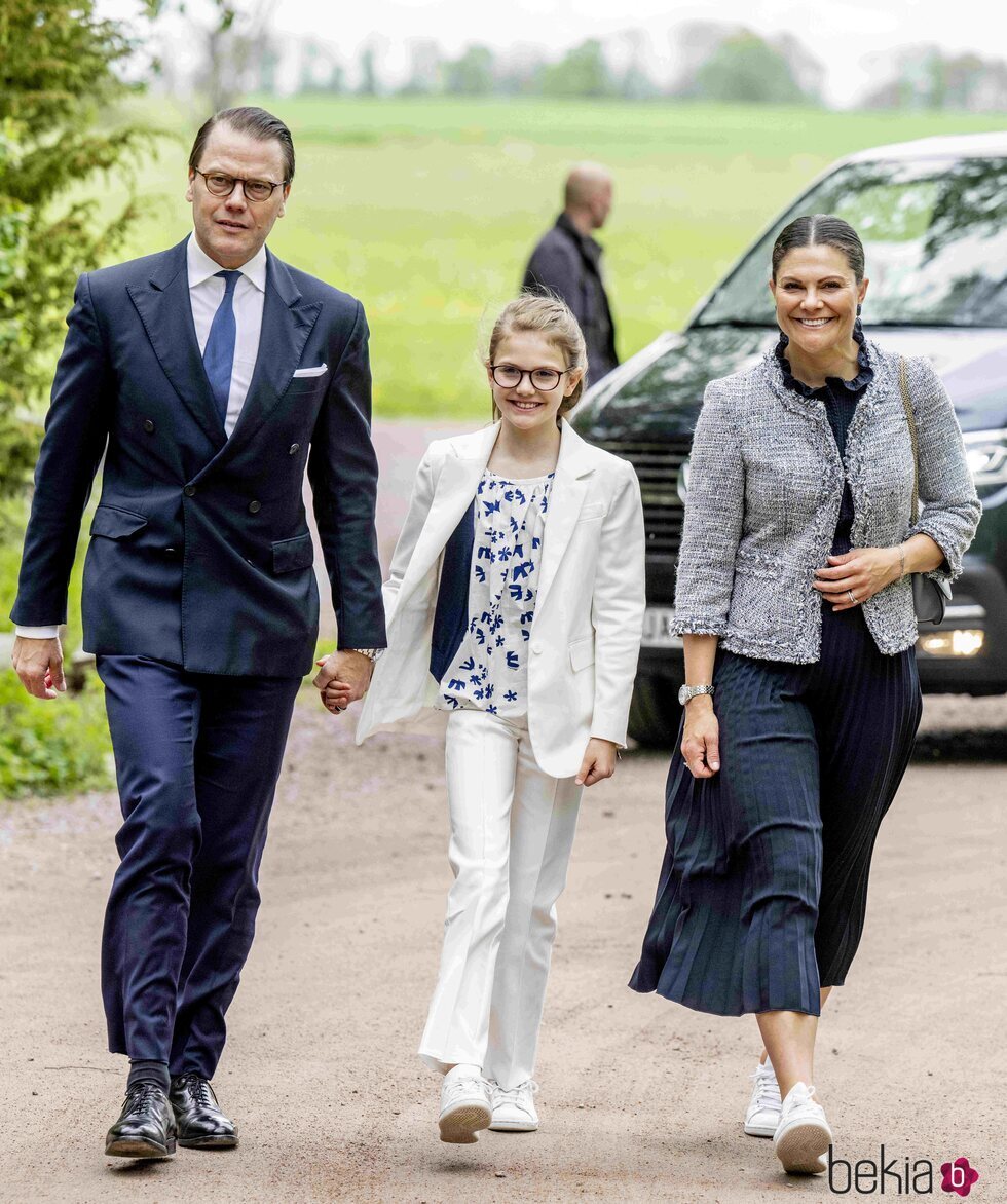 Daniel de Suecia y Estela de Suecia cogidos de la mano junto a Victoria de Suecia en Linkoping