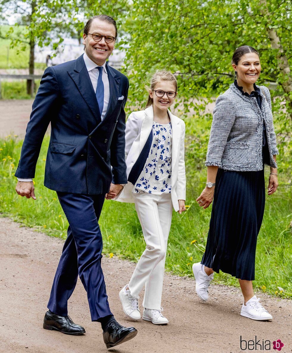 Victoria y Daniel de Suecia y su hija Estela de Suecia muy sonrientes en Linkoping