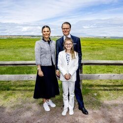 Victoria y Daniel de Suecia y Estela de Suecia en Linkoping