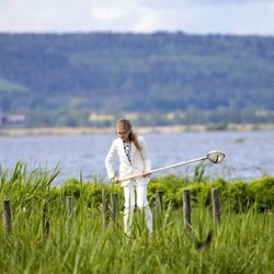 Estela de Suecia junto al lago Tåkern en su visita a Linkoping