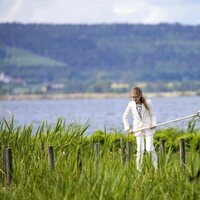 Estela de Suecia junto al lago Tåkern en su visita a Linkoping