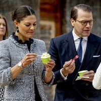 Victoria y Daniel de Suecia y su hija Estela de Suecia tomando un helado en Linkoping