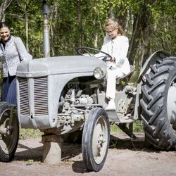 Estela de Suecia montada en un tractor en Linkoping