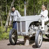 Estela de Suecia montada en un tractor en Linkoping