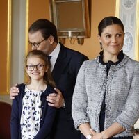 Daniel de Suecia besa a Estela de Suecia en presencia de Victoria de Suecia en Linkoping