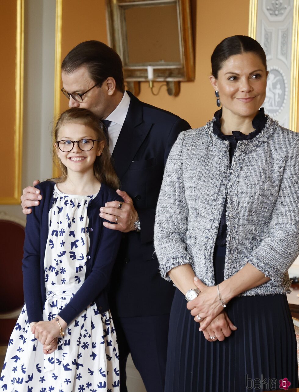 Daniel de Suecia besa a Estela de Suecia en presencia de Victoria de Suecia en Linkoping