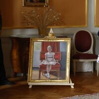 Estela de Suecia ante su retrato en el Castillo de Linköping