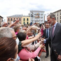 El Rey Felipe saludando a la ciudadanía en Ponferrada