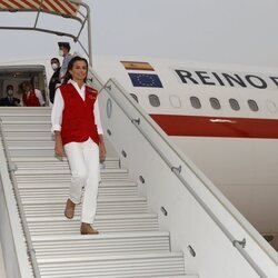 La Reina Letizia bajando el avión a su llegada a Mauritania para su viaje de cooperación