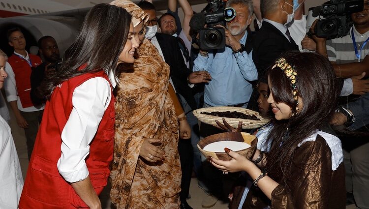 La Reina Letizia recibe regalos de bienvenida de parte de dos niños a su llegada a Mauritania para su viaje de cooperación