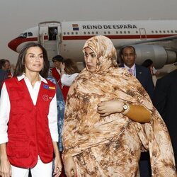 La Reina Letizia con la Primera Dama de Mauritania a su llegada a Mauritania para su viaje de cooperación