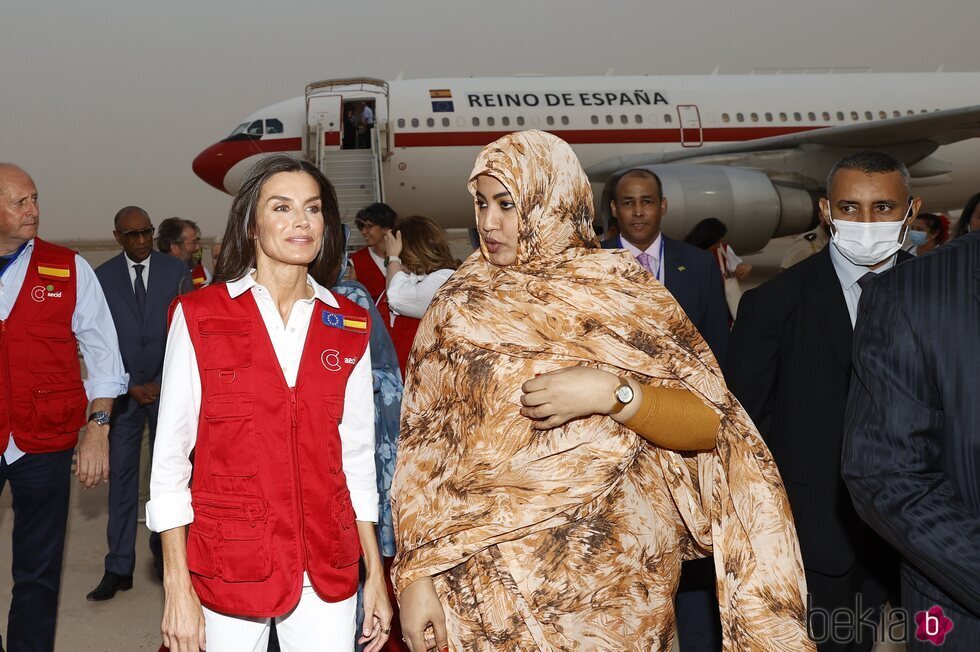 La Reina Letizia con la Primera Dama de Mauritania a su llegada a Mauritania para su viaje de cooperación