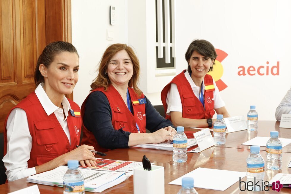 La Reina Letizia en una reunión de trabajo en la Oficina Técnica de Cooperación en Mauritania durante su viaje de cooperación