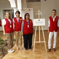 La Reina Letizia ante una placa conmemorativa de su visita a la Oficina Técnica de Cooperación en Mauritania en su viaje de cooperación