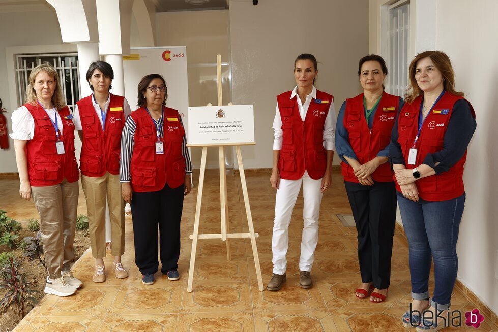 La Reina Letizia ante una placa conmemorativa de su visita a la Oficina Técnica de Cooperación en Mauritania en su viaje de cooperación