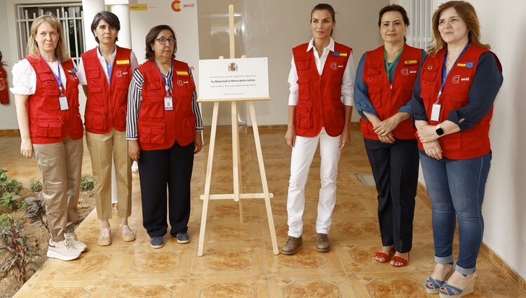 La Reina Letizia ante una placa conmemorativa de su visita a la Oficina Técnica de Cooperación en Mauritania en su viaje de cooperación