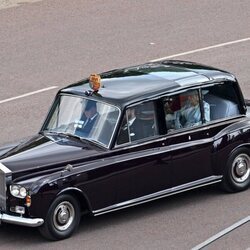 La Reina Isabel en coche en Trooping the Colour 2022 en el Jubileo de Platino