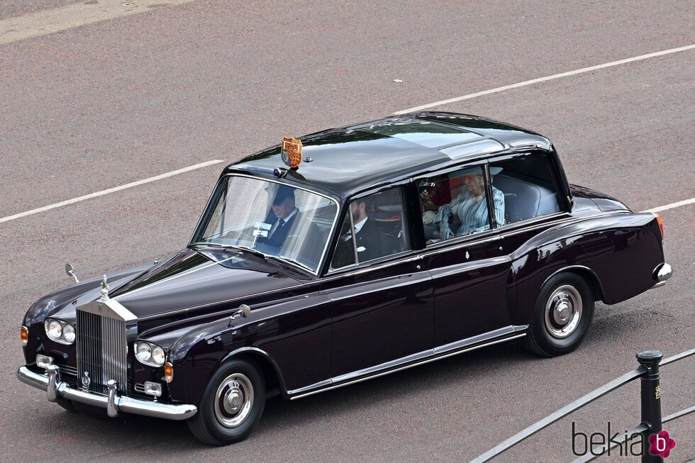 La Reina Isabel en coche en Trooping the Colour 2022 en el Jubileo de Platino