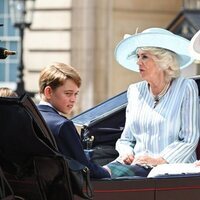 Camilla Parker, Kate Middleton y el Príncipe Jorge en un carruaje en Trooping the Colour 2022 por el Jubileo de Platino