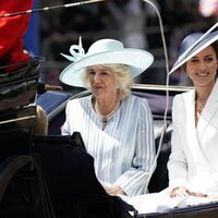 Camilla Parker y Kate Middleton en un carruaje en Trooping the Colour 2022 por el Jubileo de Platino