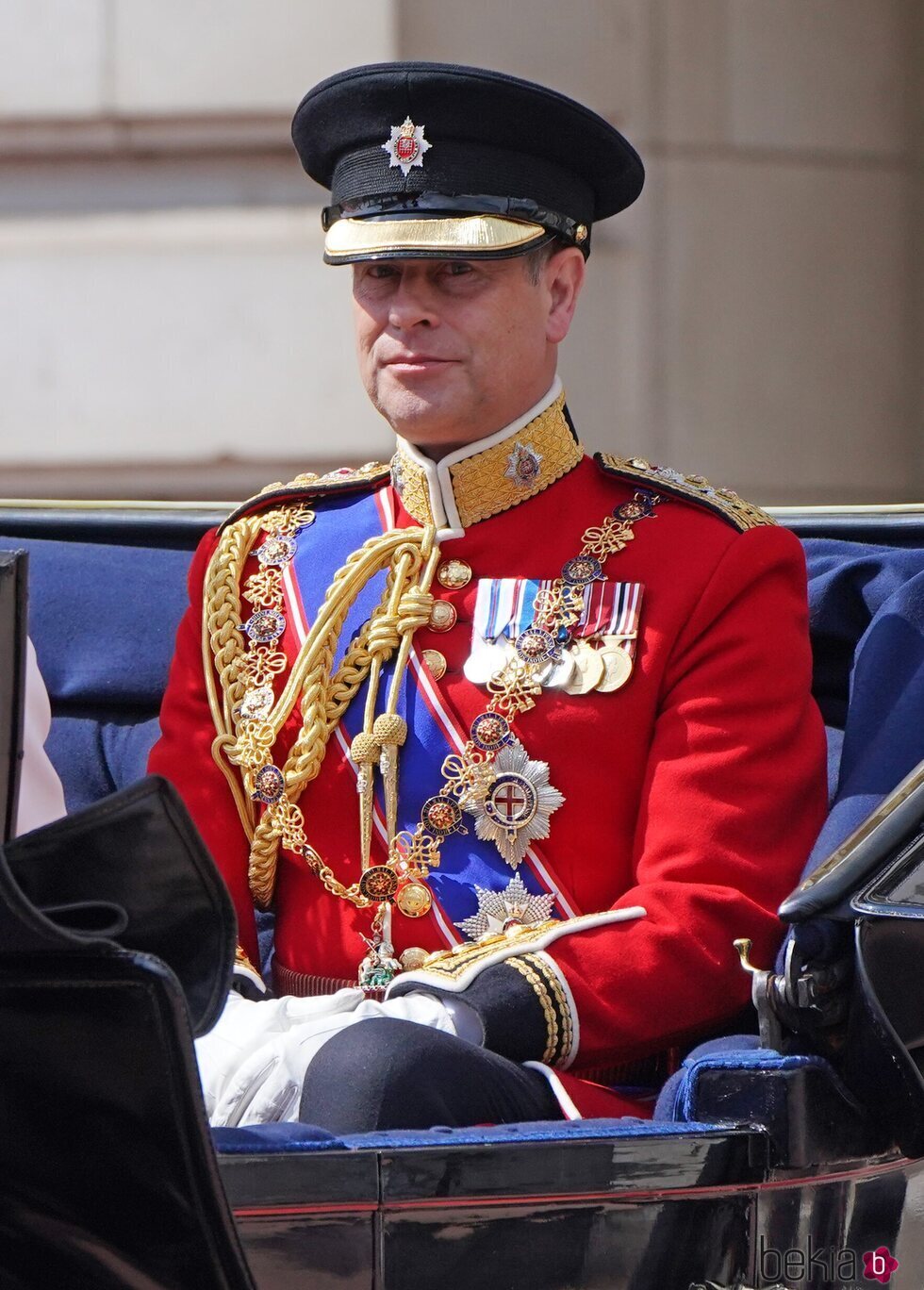 El Príncipe Eduardo en un carruaje en Trooping the Colour 2022 por el Jubileo de Platino