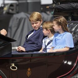 Los Príncipes Jorge, Carlota y Luis en un carruaje en Trooping the Colour 2022 por el Jubileo de Platino