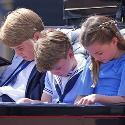 El Príncipe Jorge, el Príncipe Luis y la Princesa Carlota prestan sus respetos en Trooping the Colour 2022 por el Jubileo de Platino