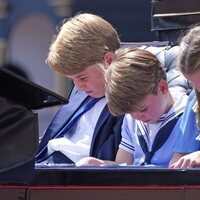 El Príncipe Jorge, el Príncipe Luis y la Princesa Carlota prestan sus respetos en Trooping the Colour 2022 por el Jubileo de Platino