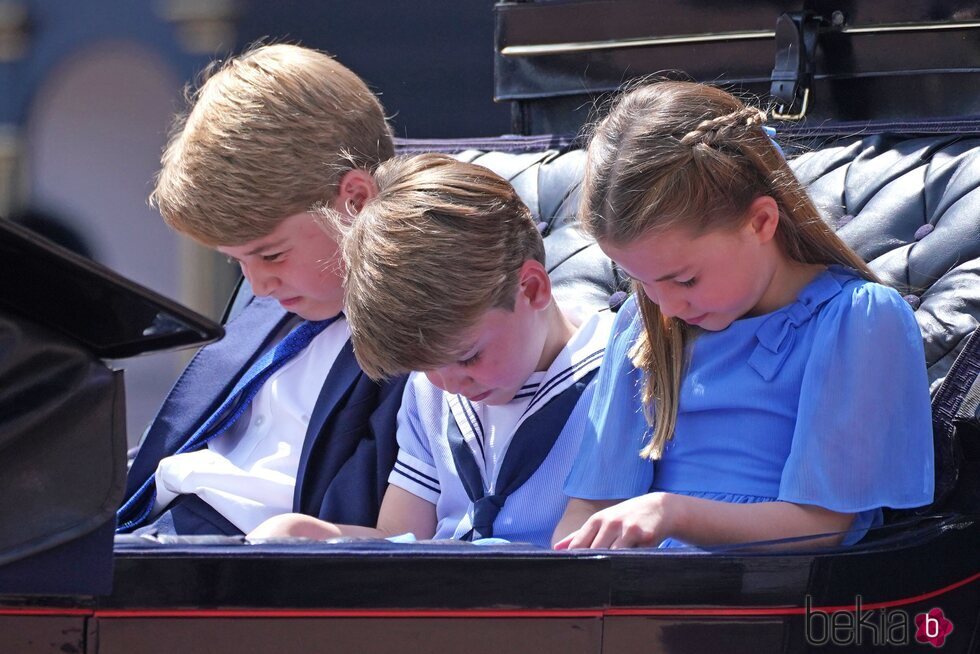 El Príncipe Jorge, el Príncipe Luis y la Princesa Carlota prestan sus respetos en Trooping the Colour 2022 por el Jubileo de Platino