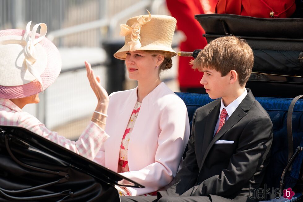 Lady Louise y James Mountbatten-Windsor en un carruaje en Trooping the Colour 2022 por el Jubileo de Platino