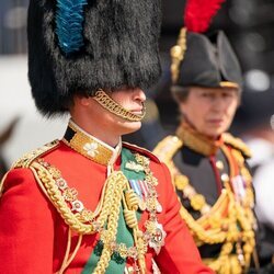 El Príncipe Guillermo y la Princesa Ana desfilando en Trooping the Colour 2022 por el Jubileo de Platino