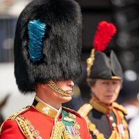 El Príncipe Guillermo y la Princesa Ana desfilando en Trooping the Colour 2022 por el Jubileo de Platino