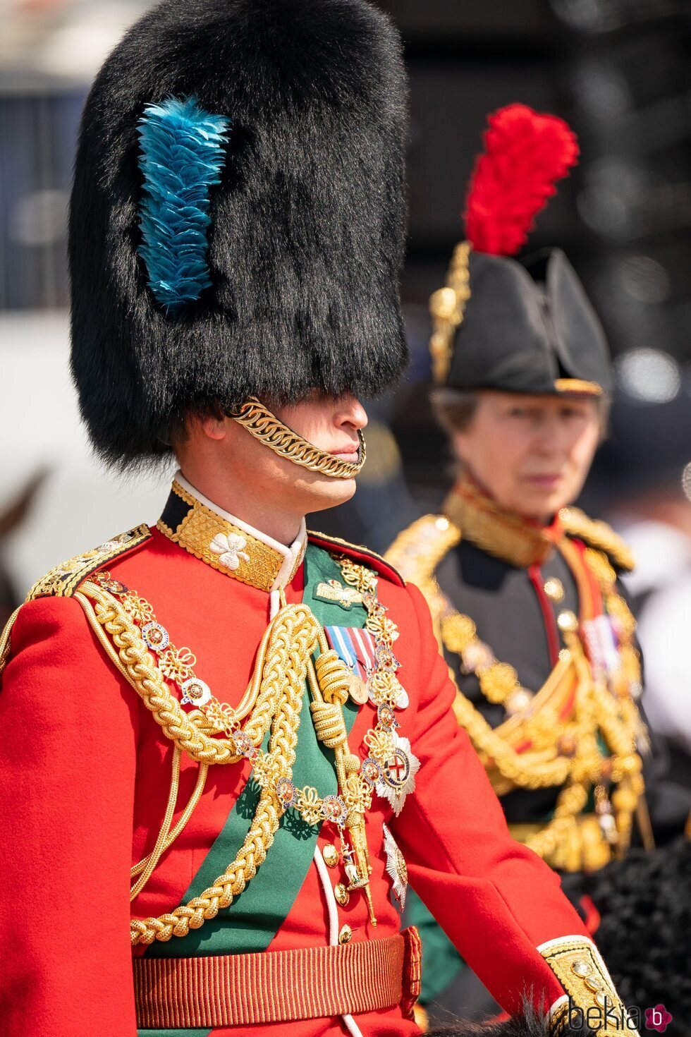 El Príncipe Guillermo y la Princesa Ana desfilando en Trooping the Colour 2022 por el Jubileo de Platino