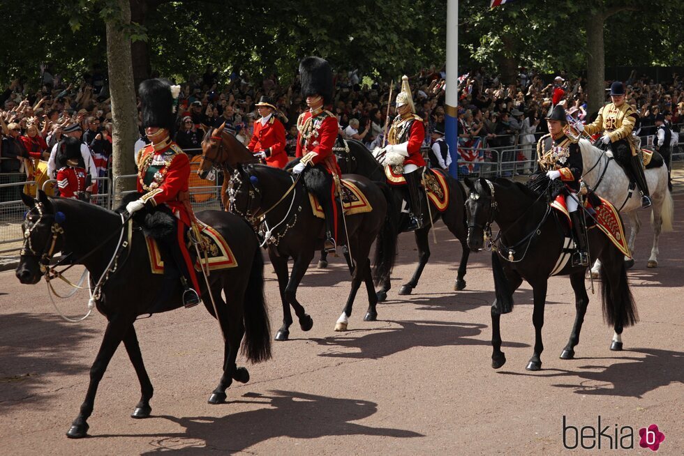 El Príncipe Carlos, el Príncipe Guillermo y la Princesa Ana desfilando en Trooping the Colour 2022 por el Jubileo de Platino