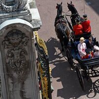 Los Condes de Wessex y sus hijos en un carruaje en Trooping the Colour 2022 por el Jubileo de Platino