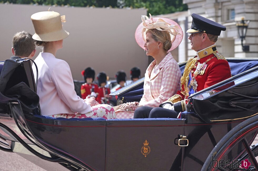 El Príncipe Eduardo y Sophie de Wessex con sus hijos en un carruaje en Trooping the Colour 2022 por el Jubileo de Platino