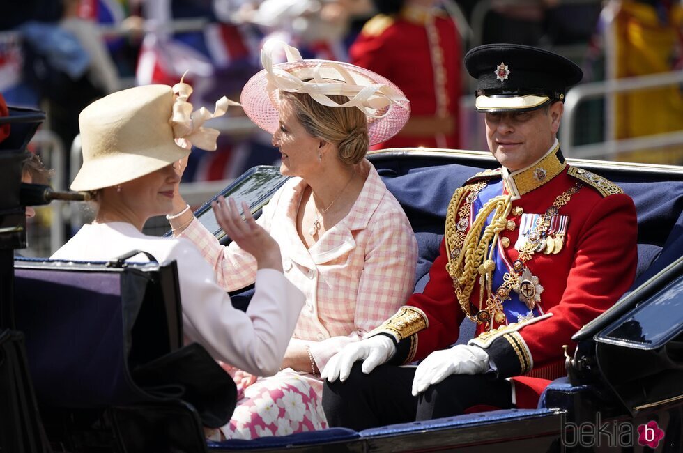 El Príncipe Eduardo, Sophie de Wessex y Lady Louise Mountbatten-Windsor en un carruaje en Trooping the Colour 2022 por el Jubileo de Platino