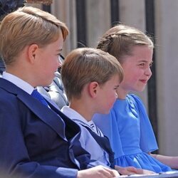 El Príncipe Jorge, el Príncipe Luis y la Princesa Carlota en un carruaje en Trooping the Colour 2022 por el Jubileo de Platino