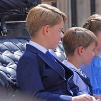 El Príncipe Jorge, el Príncipe Luis y la Princesa Carlota en un carruaje en Trooping the Colour 2022 por el Jubileo de Platino