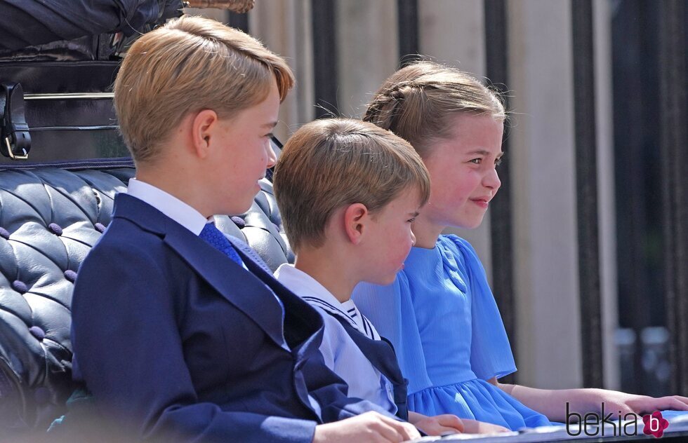 El Príncipe Jorge, el Príncipe Luis y la Princesa Carlota en un carruaje en Trooping the Colour 2022 por el Jubileo de Platino