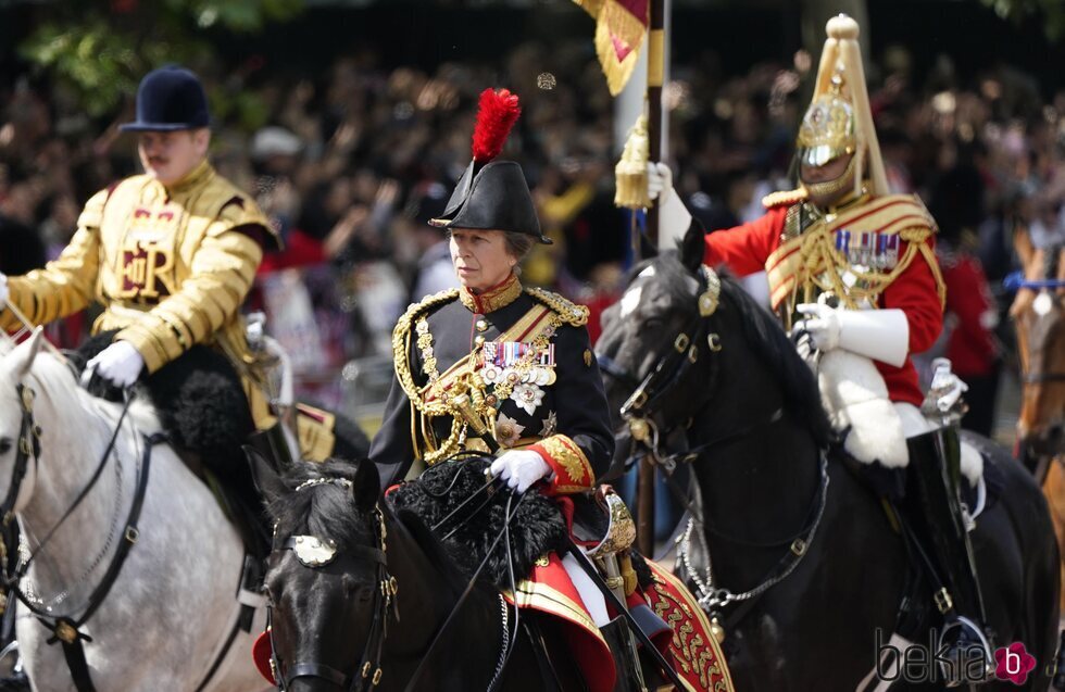 La Princesa Ana desfilando en Trooping the Colour 2022 por el Jubileo de Platino