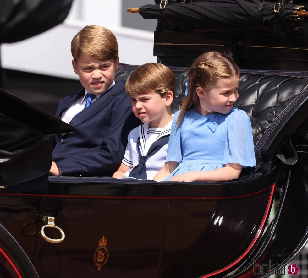 El Príncipe Jorge, la Princesa Carlota y el Príncipe Luis en un carruaje en Trooping the Colour 2022 por el Jubileo de Platino