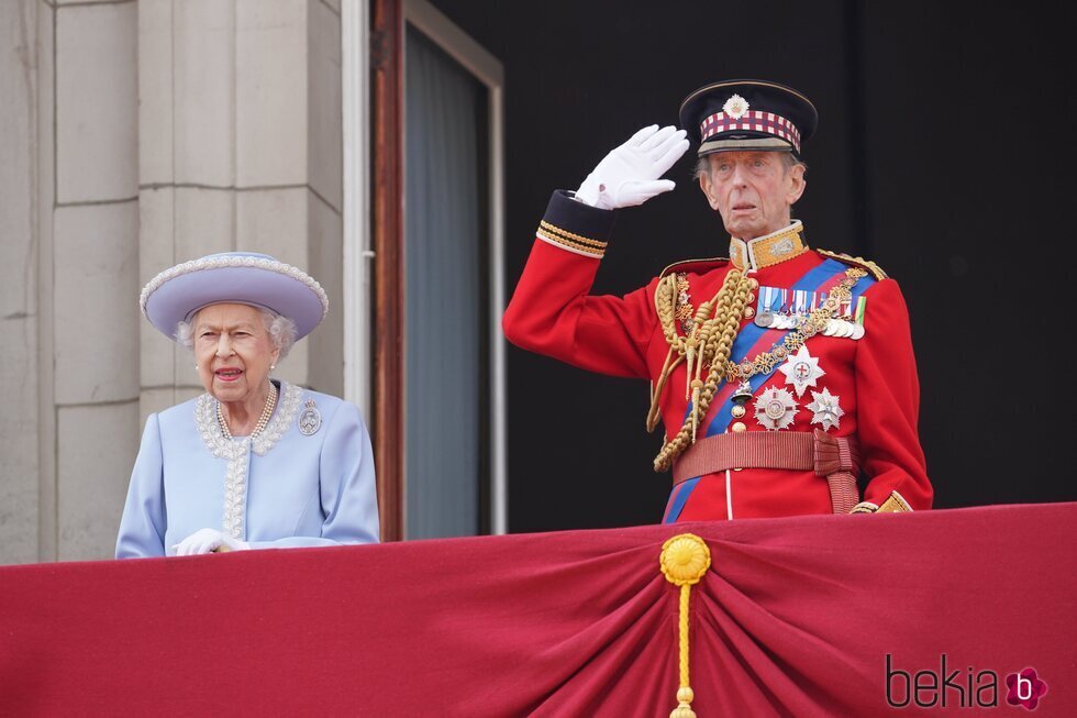 El Duque de Kent realiza el saludo militar junto a la Reina Isabel en Trooping the Colour 2022 por el Jubileo de Platino