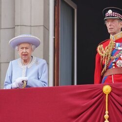 La Reina Isabel y el Duque de Kent en Trooping the Colour 2022 por el Jubileo de Platino