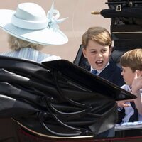 Los Príncipes Jorge, Carlota y Luis de Cambridge en un carruaje en Trooping the Colour 2022 por el Jubileo de Platino