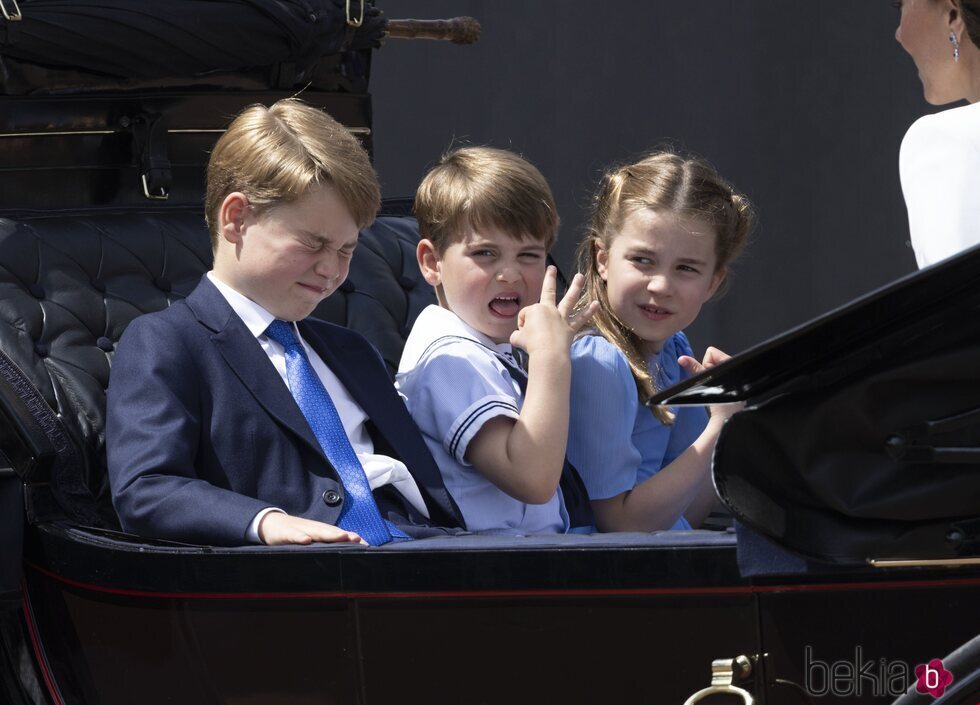 Una divertida imagen del Príncipe Jorge, el Príncipe Luis y la Princesa Carlota en Trooping the Colour 2022 por el Jubileo de Platino