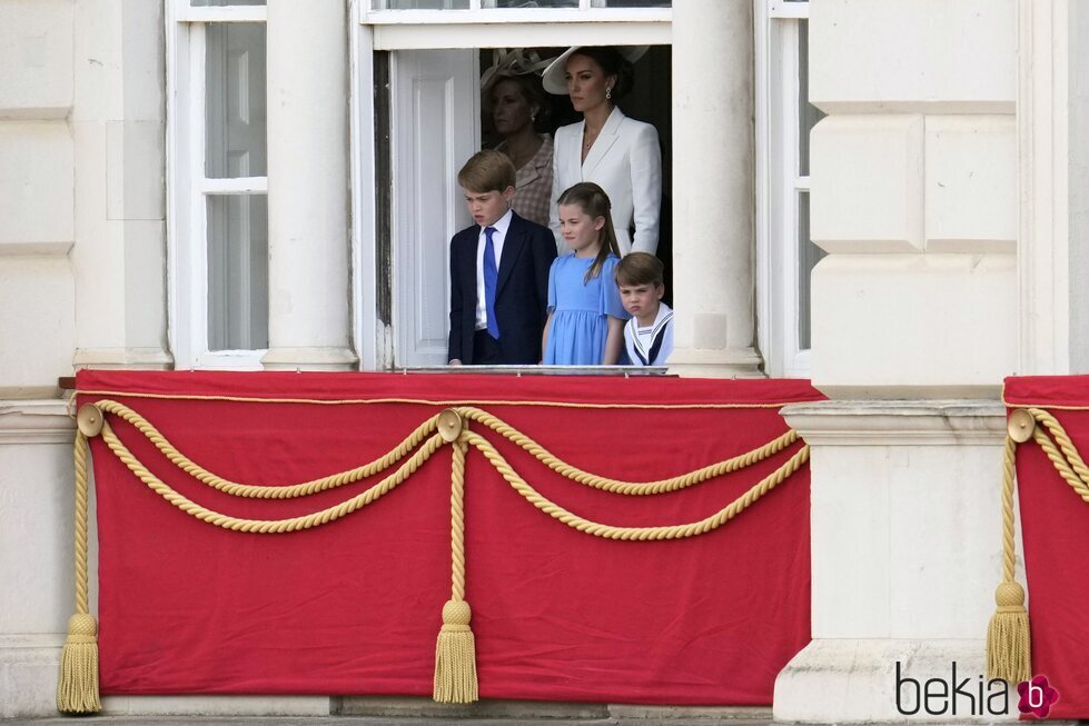 Kate Middleton y sus hijos Jorge, Carlota y Luis viendo Trooping the Colour 2022 por el Jubileo de Platino